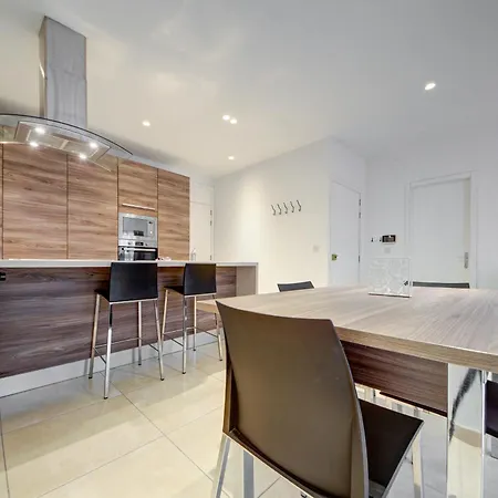 Fully Equipped Comfortable Homes With Wifi & Ac *